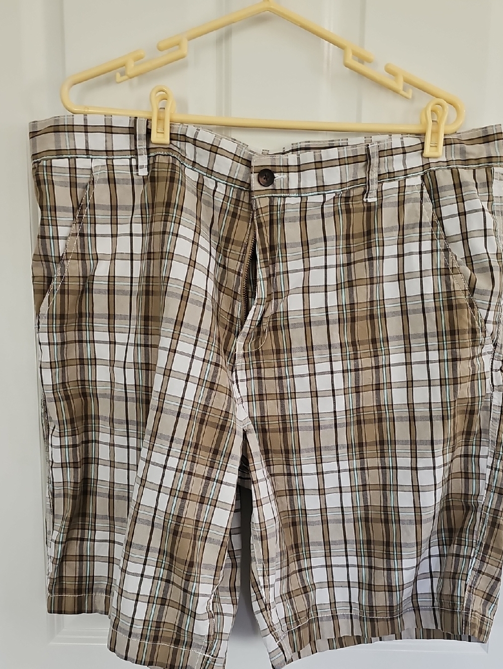 Faded Glory Tan and White Plaid Flat-Front Men’s Shorts